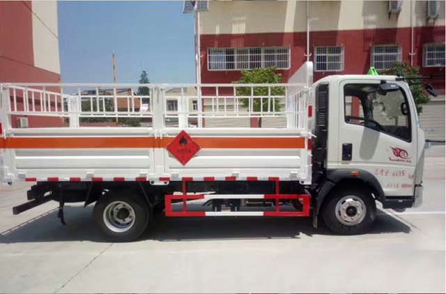 4.1米重汽王牌氣瓶運(yùn)輸車圖片3