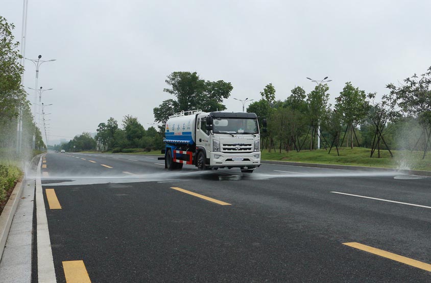 蓝牌5方东风多功能绿化洒水车（抑尘车）前冲功能演示